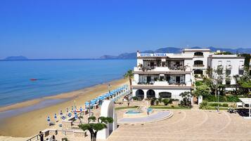 Playa privada, camastros y sombrillas