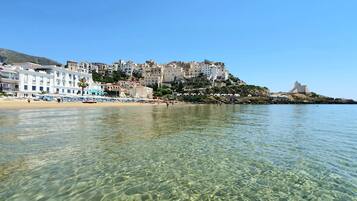 Plage privée, chaises longues, parasols