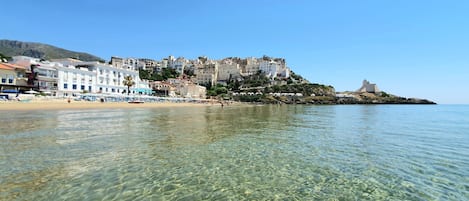 Playa privada, sillas reclinables de playa, sombrillas