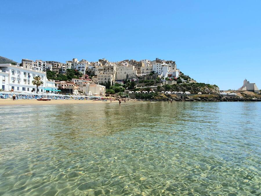 Plage privée, chaises longues, parasols