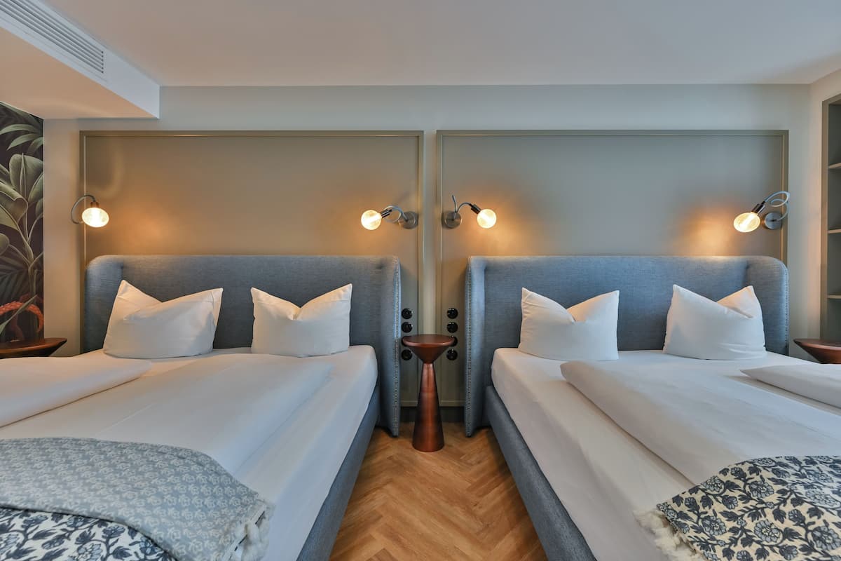 Small Plus Vierbettzimmer | 1 dormitorio, ropa de cama de alta calidad, edredones de plumas