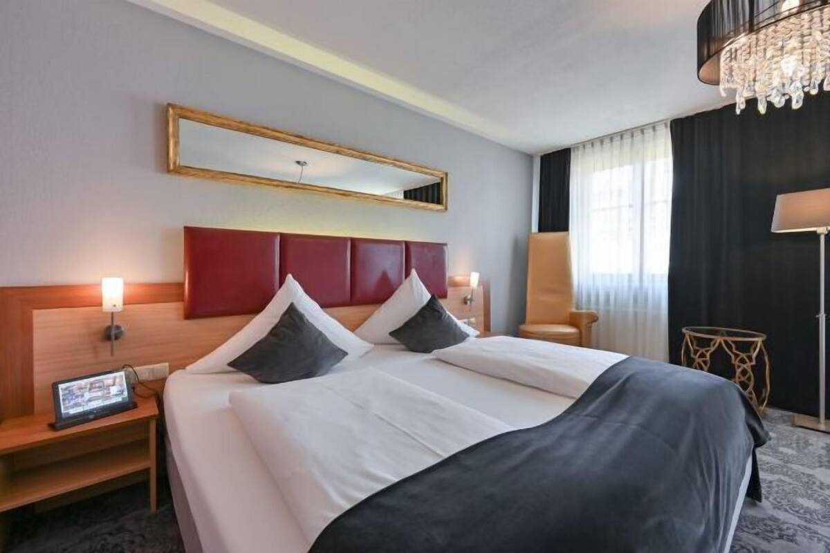 1 bedroom, premium bedding, down duvets, minibar