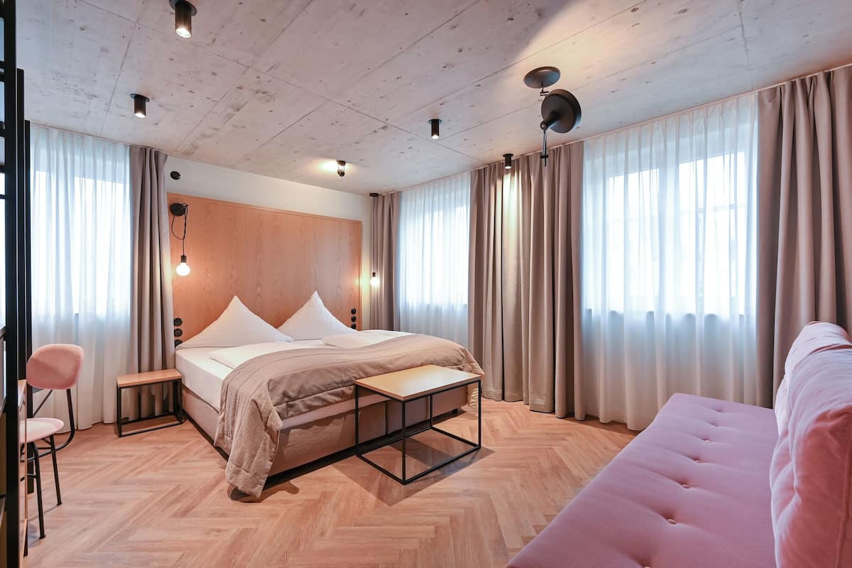 1 bedroom, premium bedding, down duvets, minibar