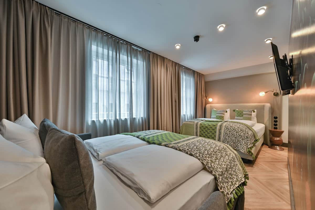 Small Plus Family + Friends | 1 dormitorio, ropa de cama de alta calidad, edredones de plumas