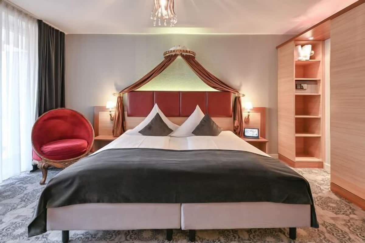 1 bedroom, premium bedding, down duvets, minibar