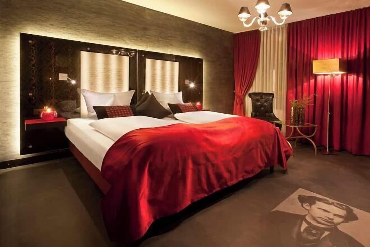 1 bedroom, premium bedding, down duvets, minibar