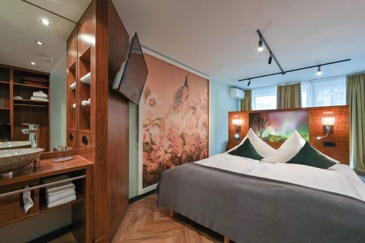 1 bedroom, premium bedding, down duvets, minibar