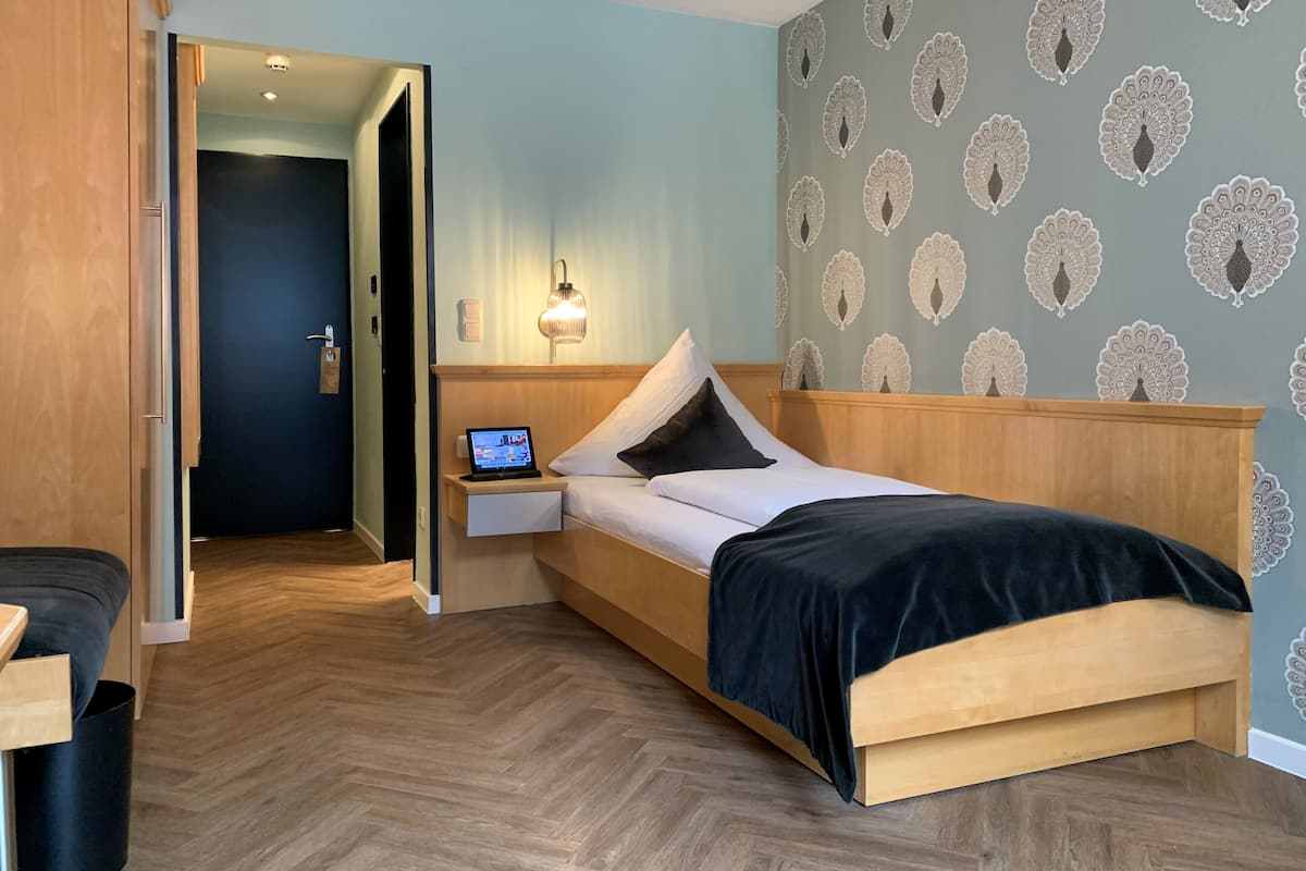 Small single room | 1 bedroom, premium bedding, down duvets, minibar