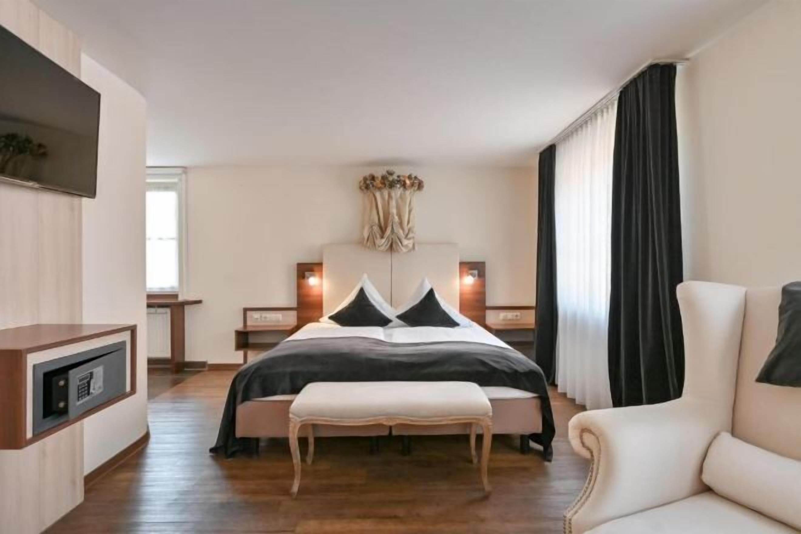Premium bedding, down comforters, minibar, in-room safe