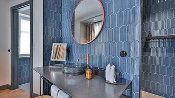 Habitación doble (Plus) | Baño | Regadera, amenidades de baño gratuitas, secadora de cabello, batas