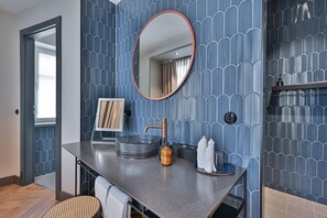 Tweepersoonskamer (Plus) | Badkamer | Een douche, gratis toiletartikelen, een haardroger, badjassen