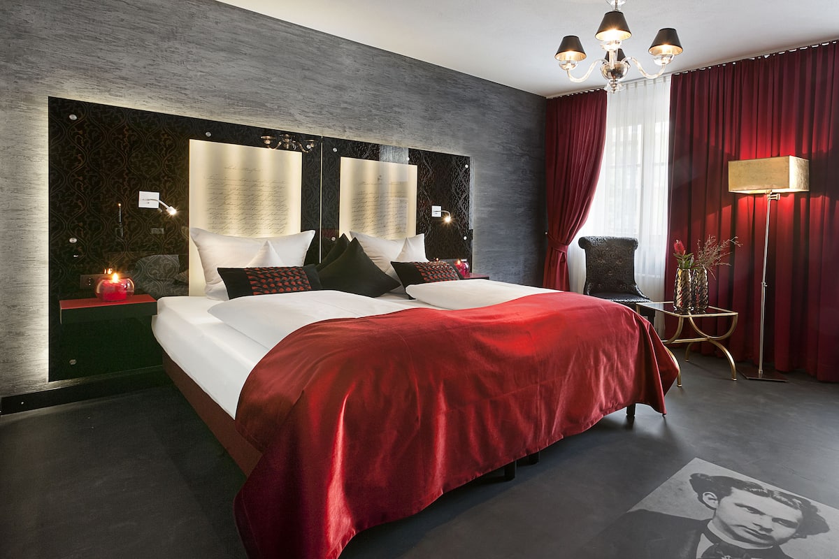 1 bedroom, premium bedding, down duvets, minibar