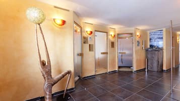 Un moderno vestíbulo de hotel con una escultura única, un mostrador de recepción y una obra de arte en la pared.