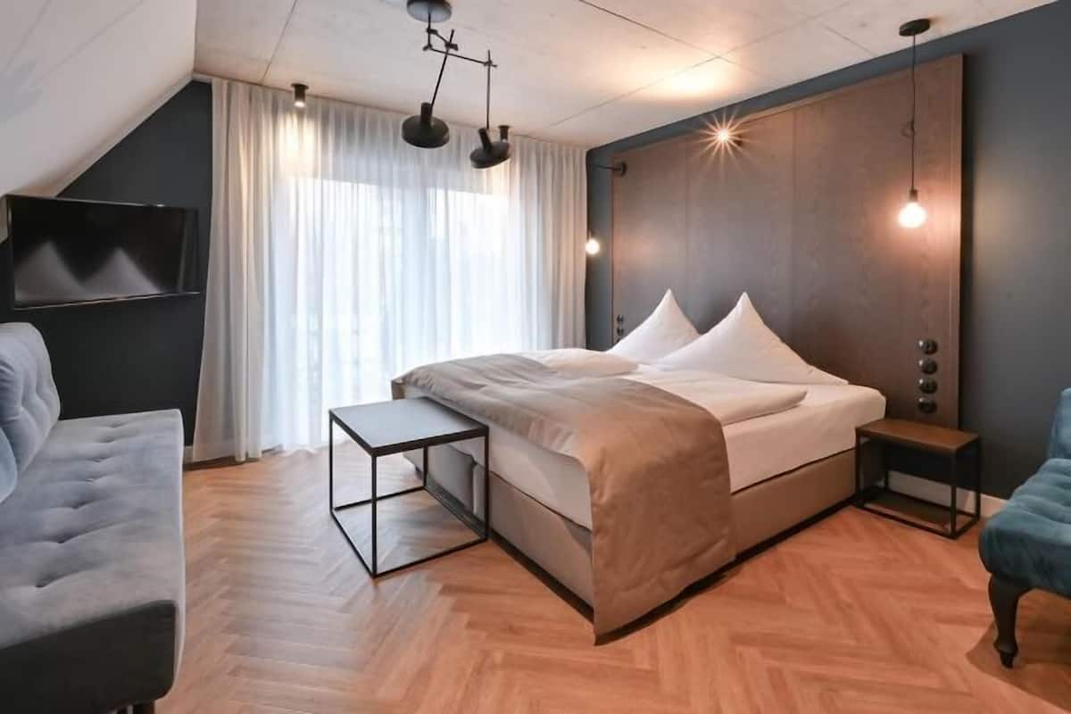 1 bedroom, premium bedding, down duvets, minibar