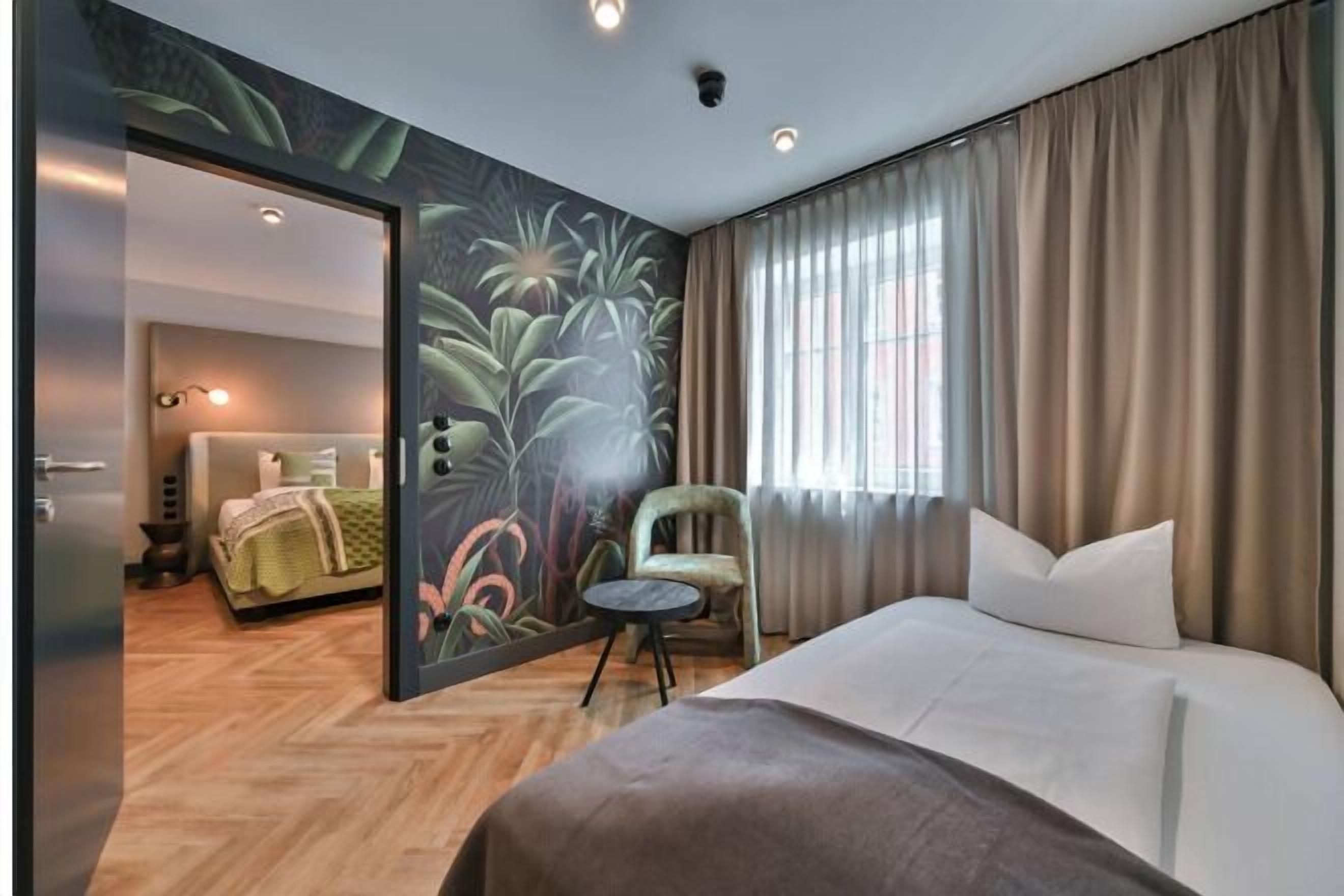 Ropa de cama de alta calidad, cubrecamas y minibar 