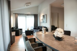 Aachen Suite | Zona de estar | Una televisión