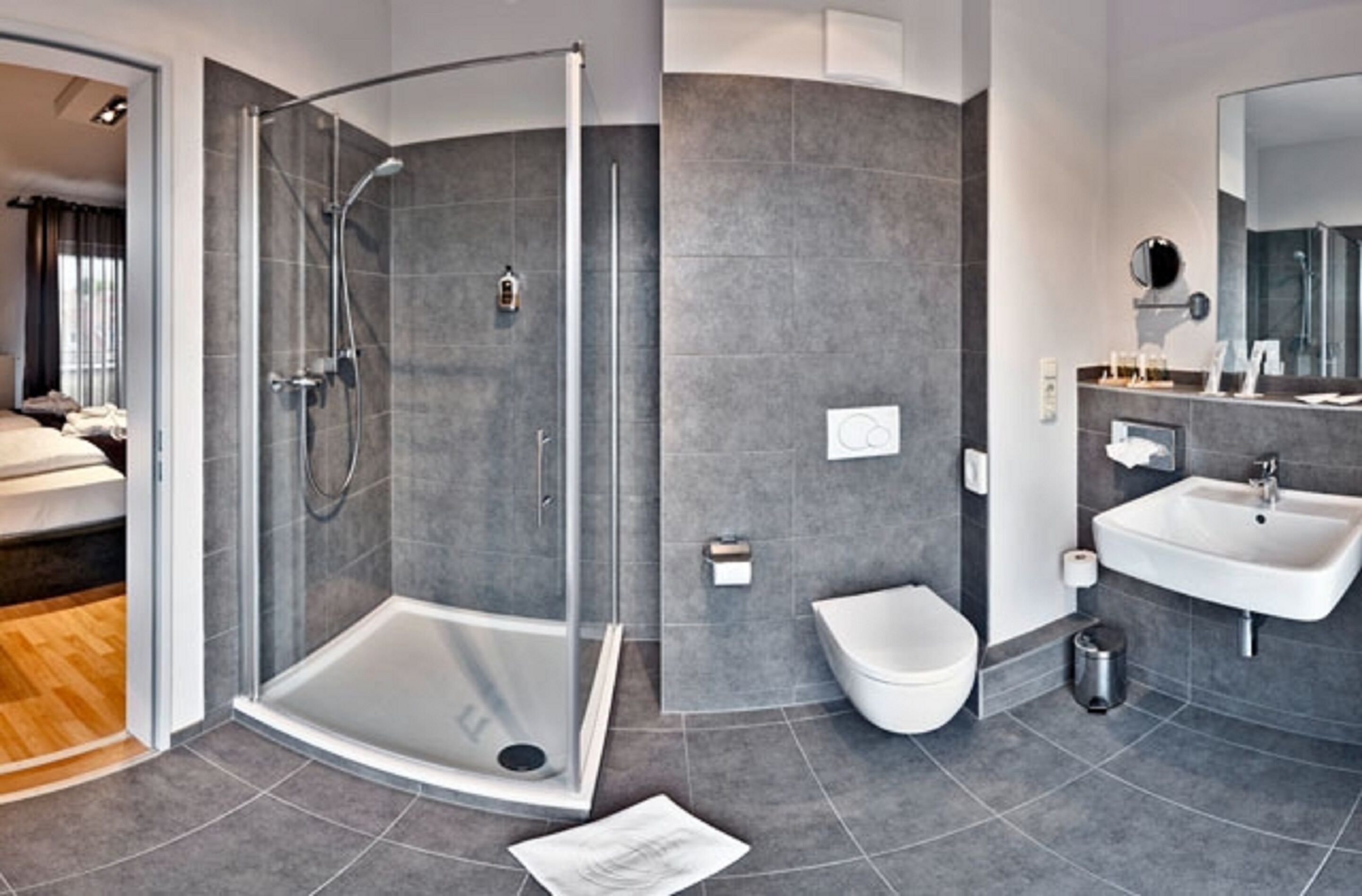 aachen suite | bathroom | shower, hair dryer, towels