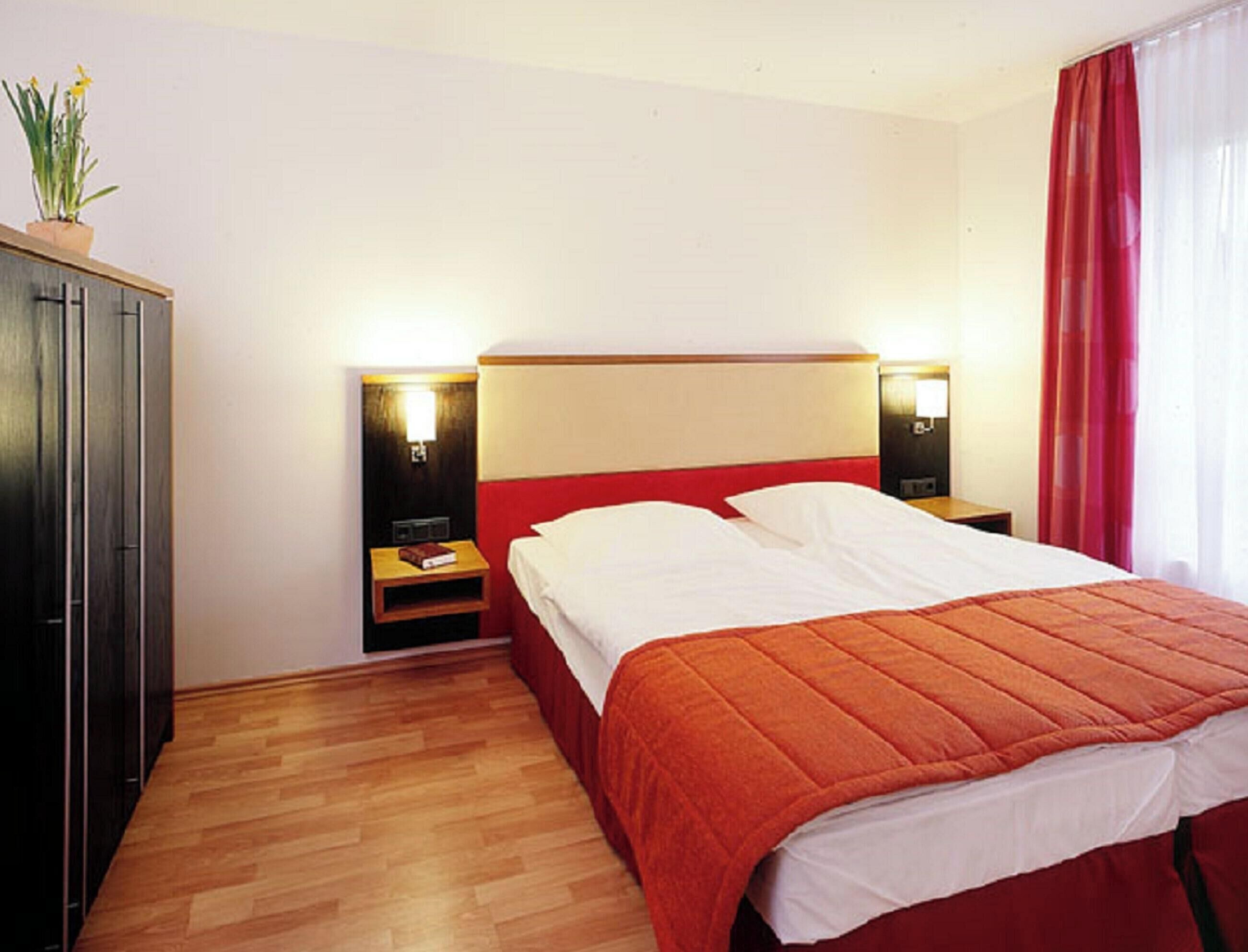 Hypo-allergenic bedding, minibar, in-room safe, desk