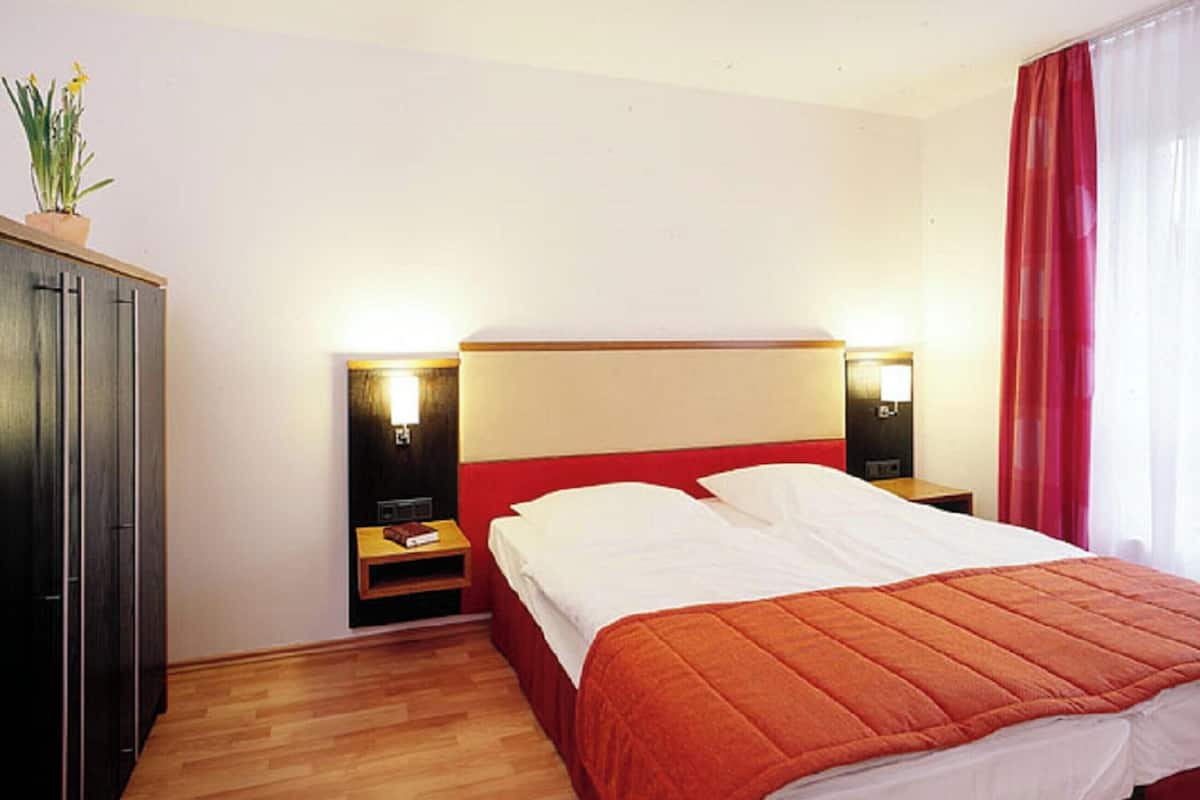 Hypo-allergenic bedding, minibar, in-room safe, desk