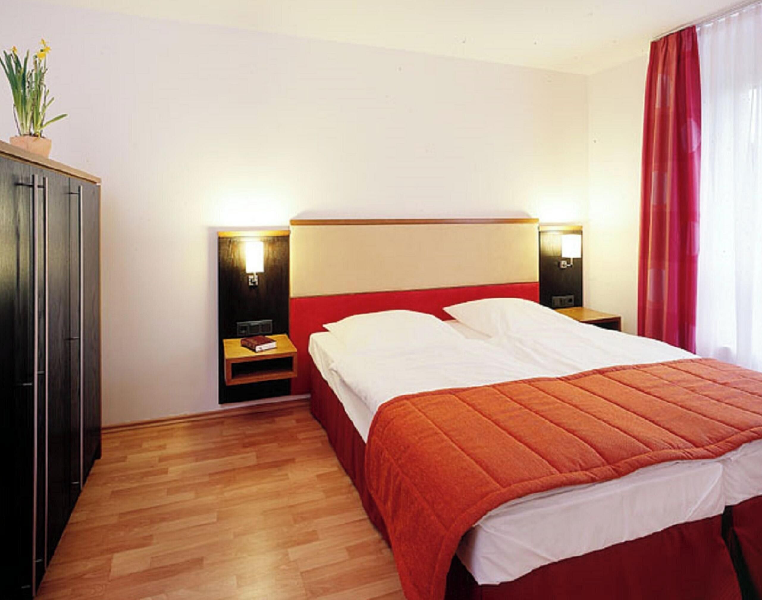 Hypo-allergenic bedding, minibar, in-room safe, desk