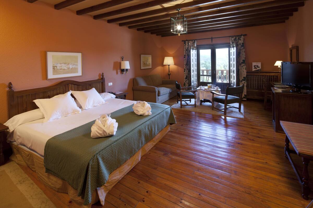 1 bedroom, premium bedding, minibar, in-room safe