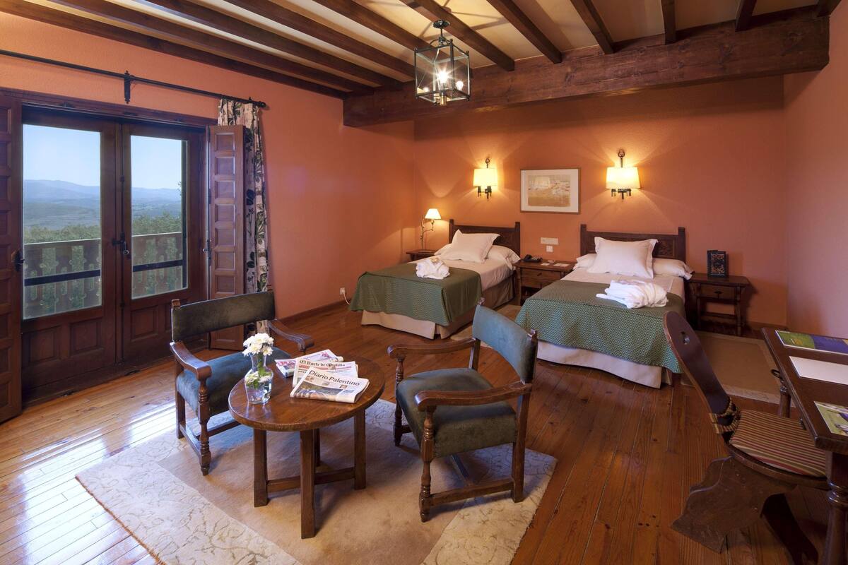 Ropa de cama de alta calidad y minibar 