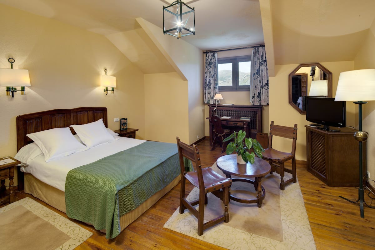Premium bedding, minibar, in-room safe, iron/ironing board