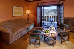 Premium bedding, minibar, in-room safe, iron/ironing board