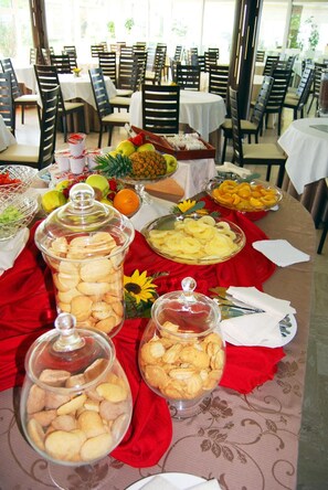 Breakfast, lunch and dinner served  - Hotel Torre Del Sole (Terracina)