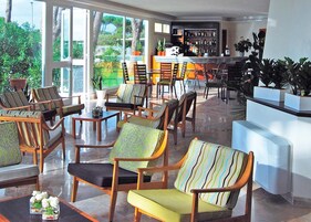 Se sirven desayunos, almuerzos y cenas; cocina internacional