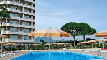 Alberca al aire libre y camastros