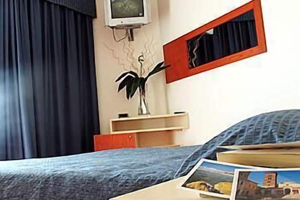 double room single use | minibar, in-room safe, desk, soundproofing