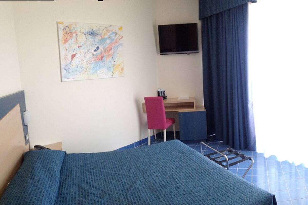 Double Room, Sea View | Minibar, in-room safe, desk, soundproofing