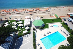 Outdoor pool, sun loungers - Hotel Torre Del Sole (Terracina)