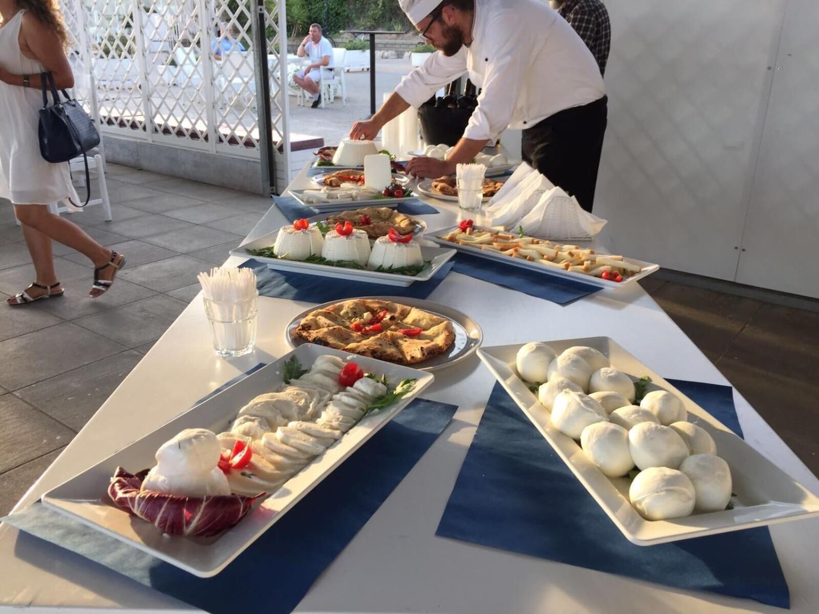 Een buffet met diverse soorten eten, zoals kazen, vleeswaren en gebak.