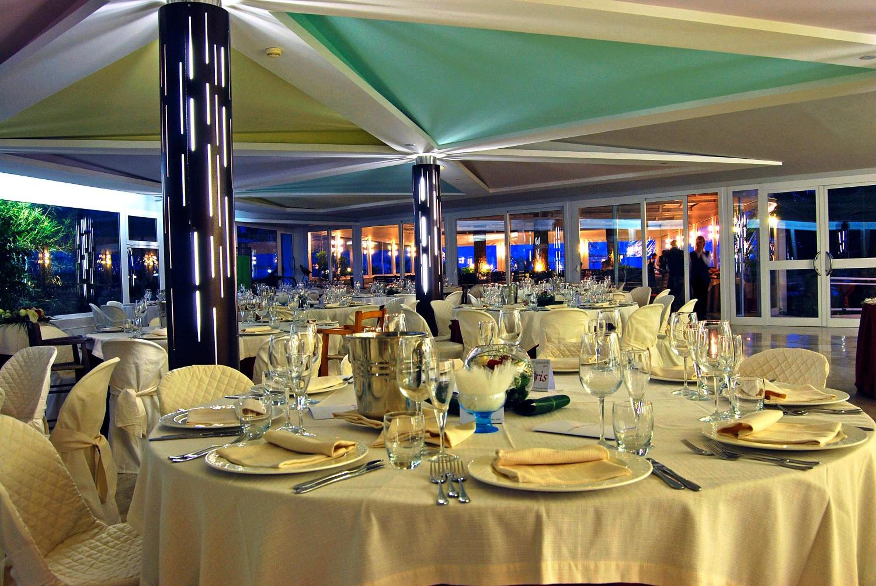 breakfast, lunch, dinner served; international cuisine