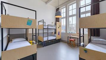 Standaard kamer, privébadkamer (Bunk beds, 6 persons) | Een kluis op de kamer, gratis wifi, beddengoed