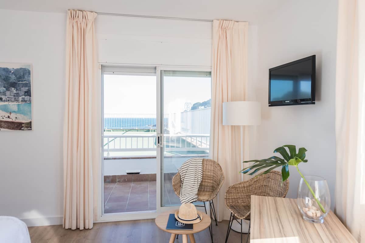 double room, partial sea view | 1 bedroom, in-room safe, free wifi, bed sheets