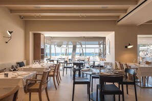 Serveert lunch en diner, stranduitzicht 