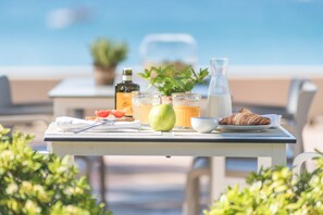 Petit déjeuner buffet servi tous les jours en supplément
