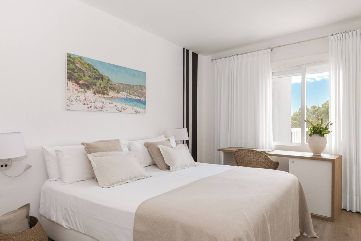 Double Room, Partial Sea View | In-room safe, WiFi (free), bed sheets