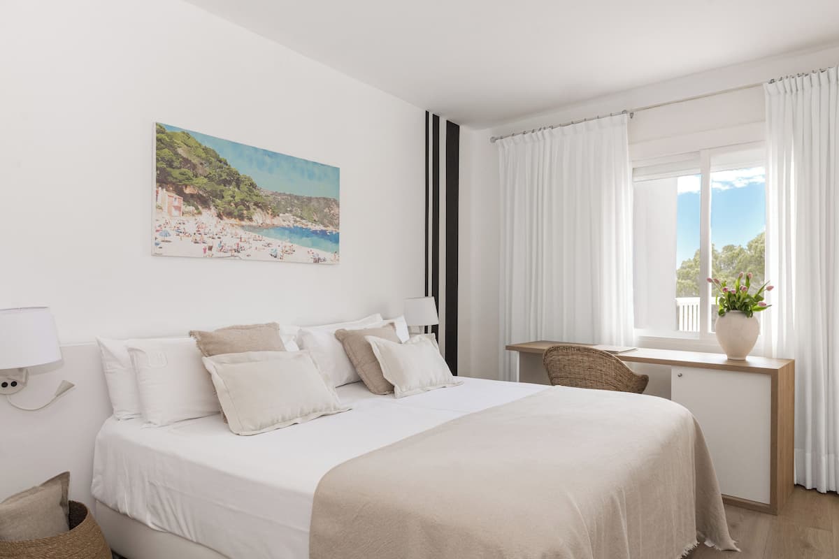 Double Room, Partial Sea View | In-room safe, free WiFi, bed sheets