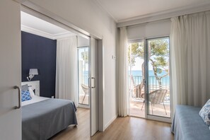 Suite Junior, 1 letto queen con divano letto, balcone, fronte mare | Una cassaforte in camera, Wi-Fi gratuito, lenzuola