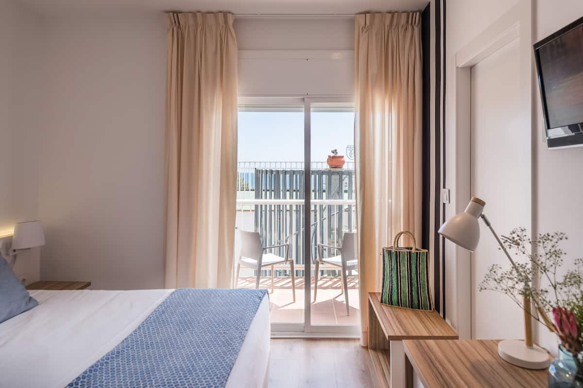 standard double room, terrace | 1 bedroom, in-room safe, free wifi, bed sheets