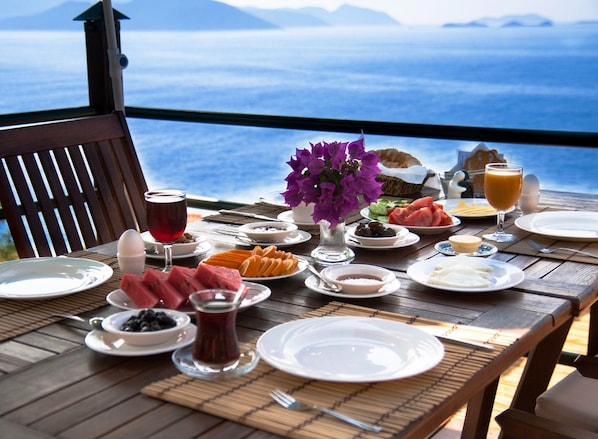 Breakfast, lunch and brunch served 