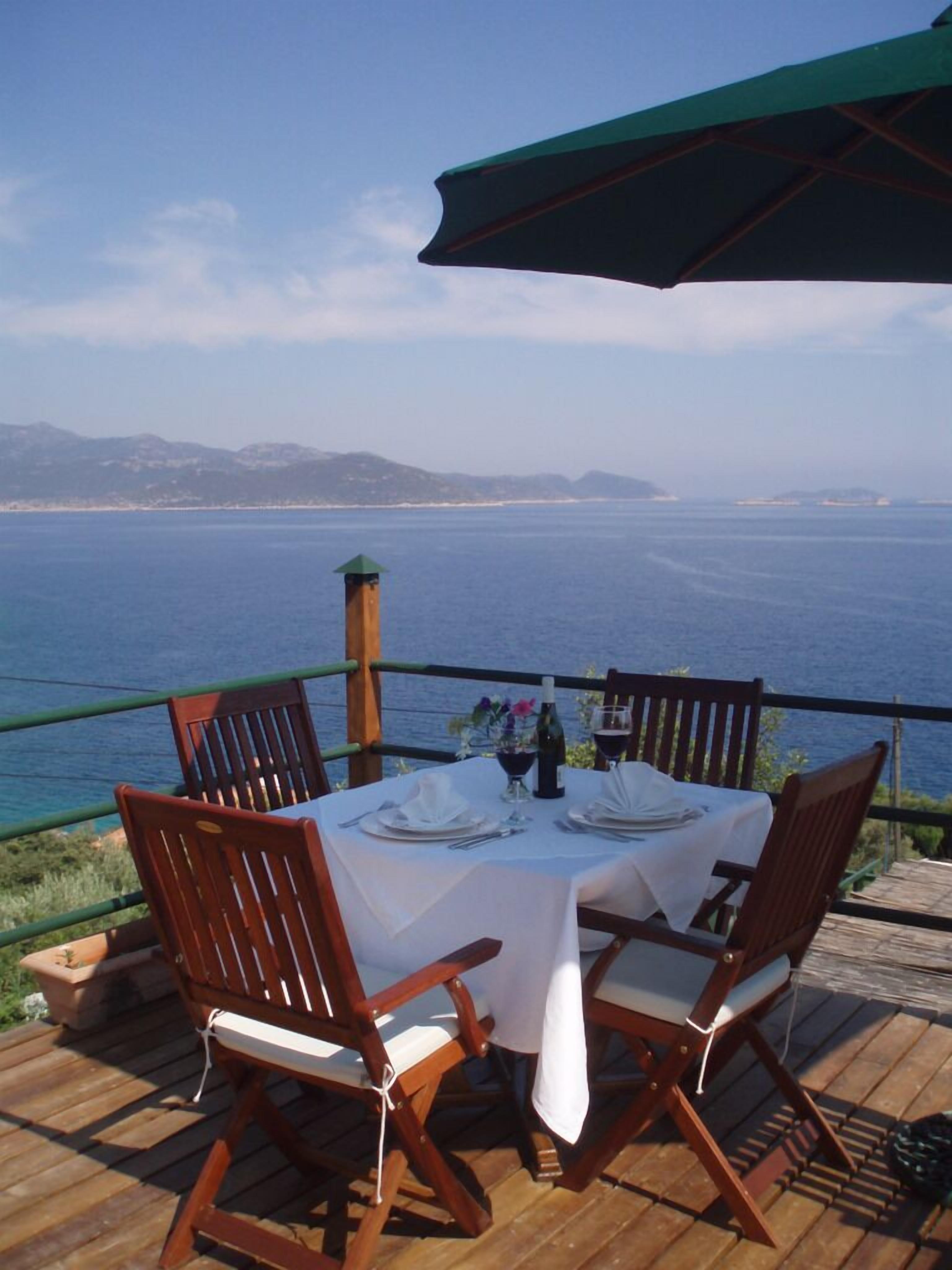 breakfast, lunch, brunch served; beach views