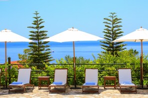 Piscine extérieure (ouverte en saison), parasols de plage