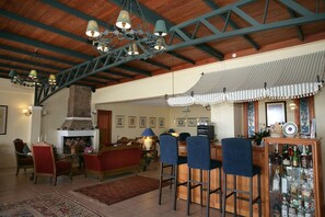 Bar Ă cocktails, vue sur la piscine, ouvert tous les jours