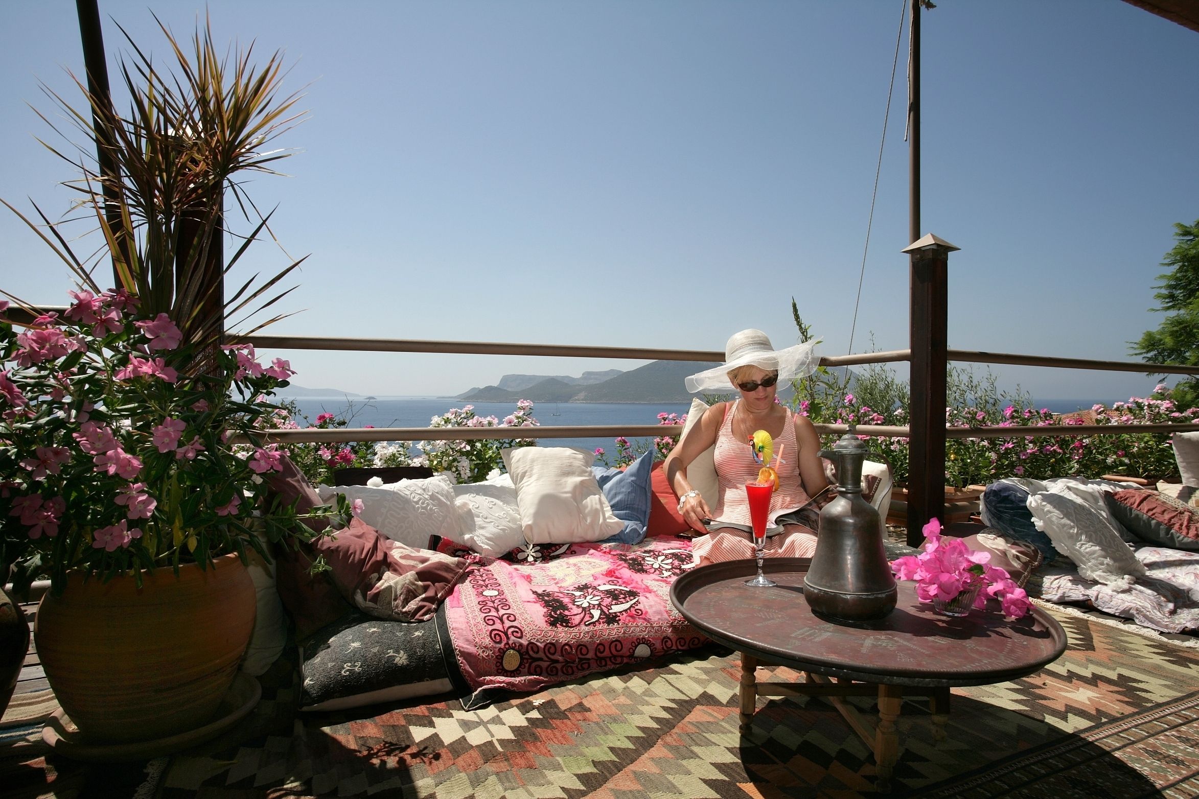 Cocktail bar, poolside views, open daily