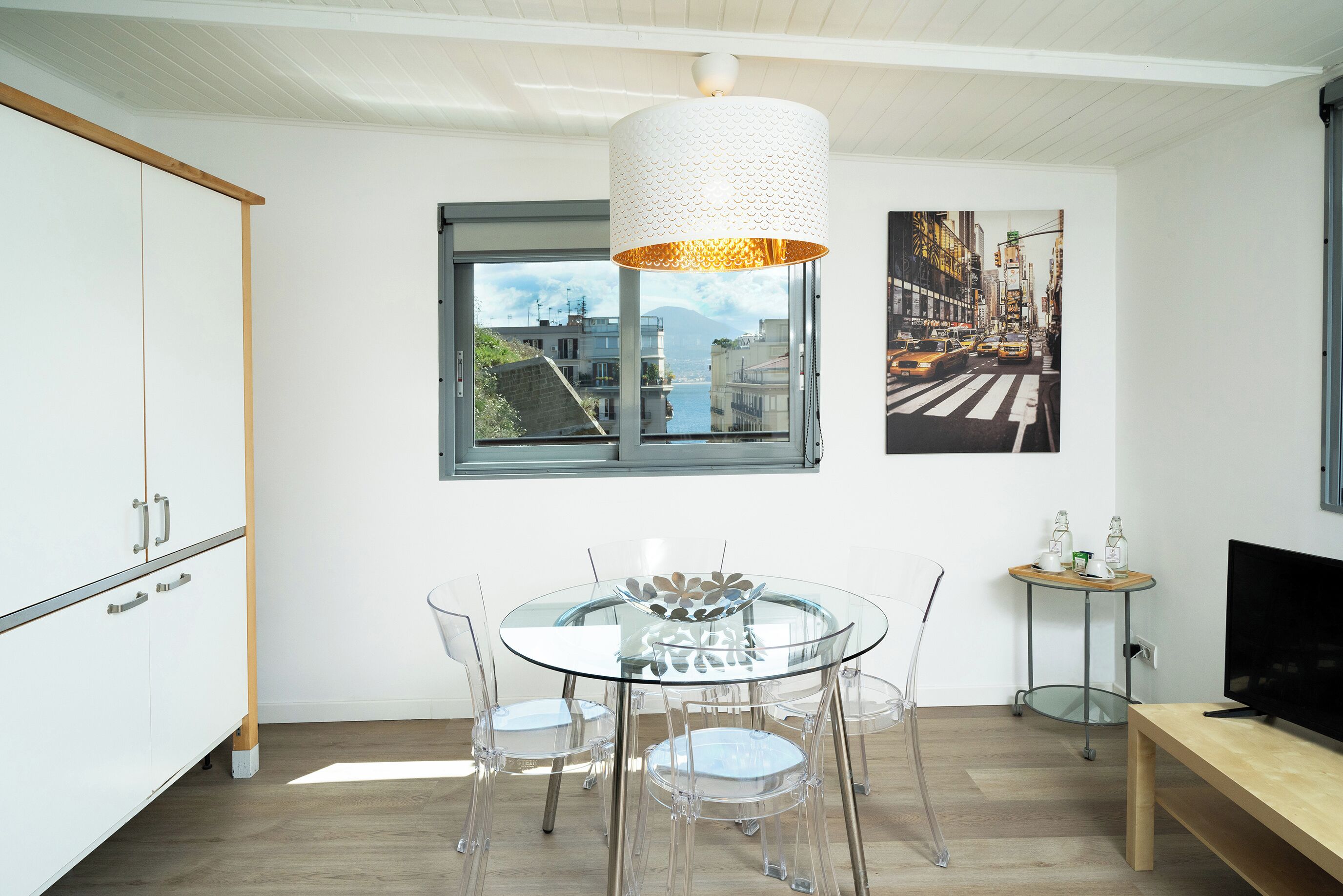 Superior-Vierbettzimmer | Wohnbereich | 20-Zoll-LCD-Fernseher mit Satellitenempfang, Fernseher, Pay-TV